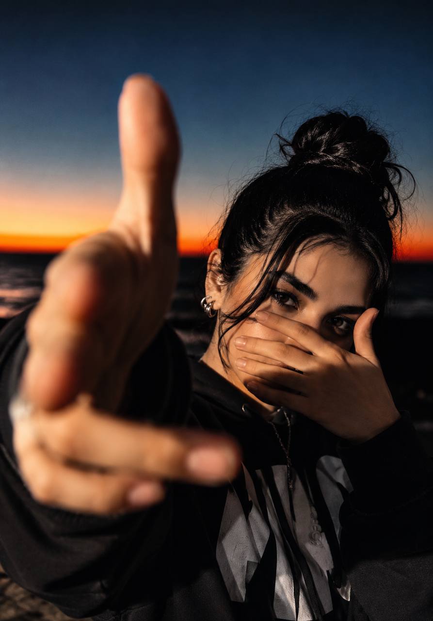 تصویر پرامپت پرتره سینمایی و لوکس استریتپانک | PromptsFA