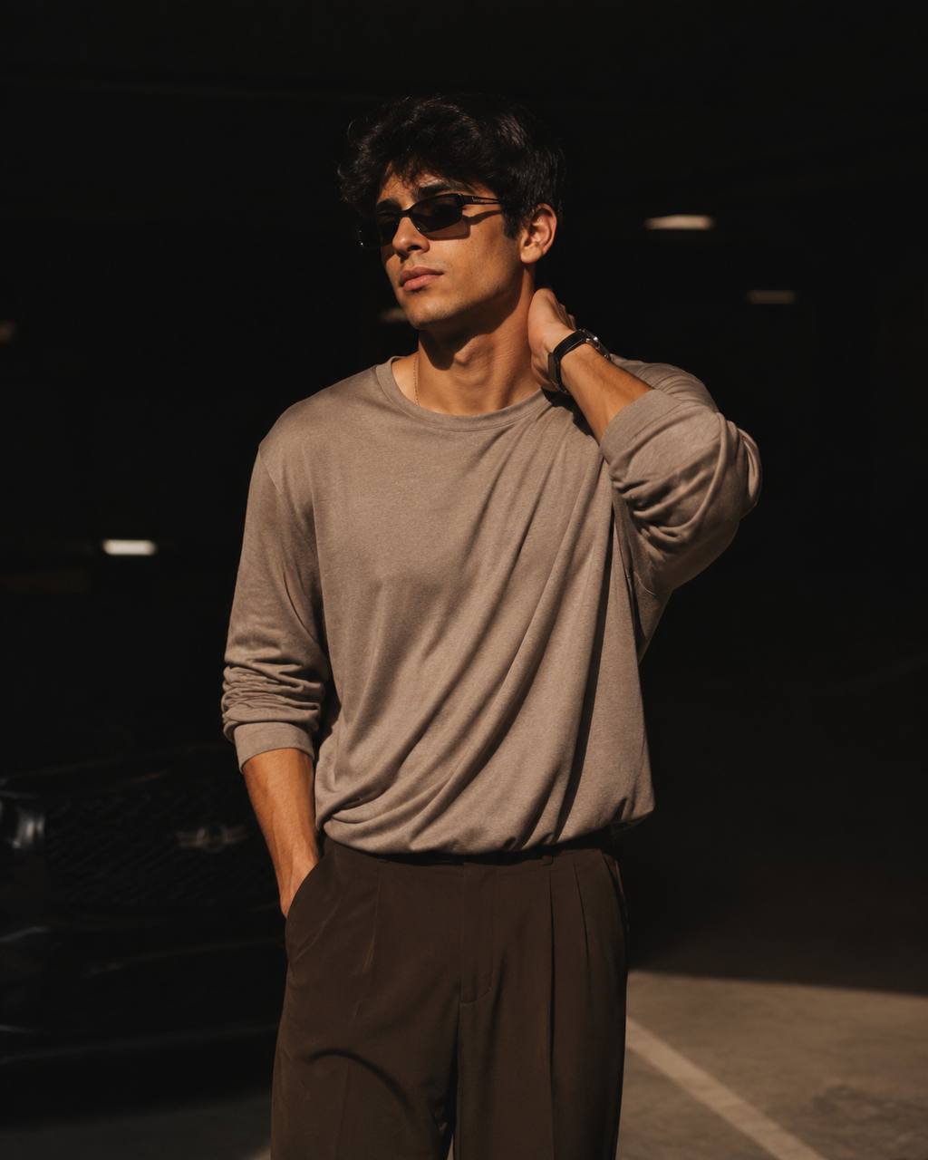 تصویر پرامپت پرتره سینمایی مردانه با نورپردازی دراماتیک | PromptsFA