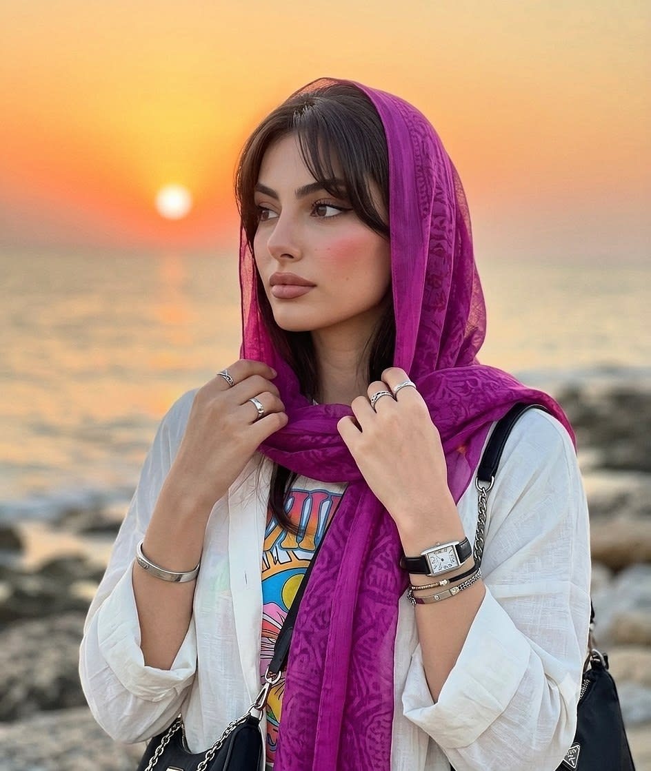 تصویر پرامپت عکاسی پرتره در ساحل هنگام غروب | PromptsFA
