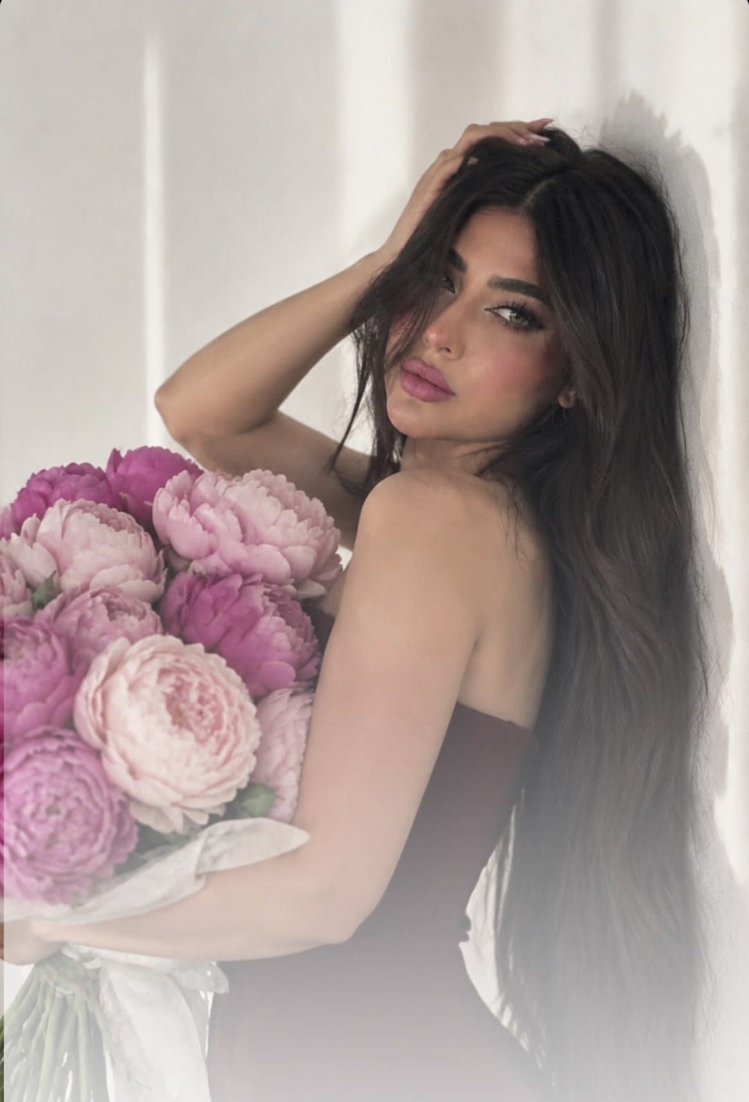 تصویر پرامپت عکاسی استودیویی با گل | PromptsFA