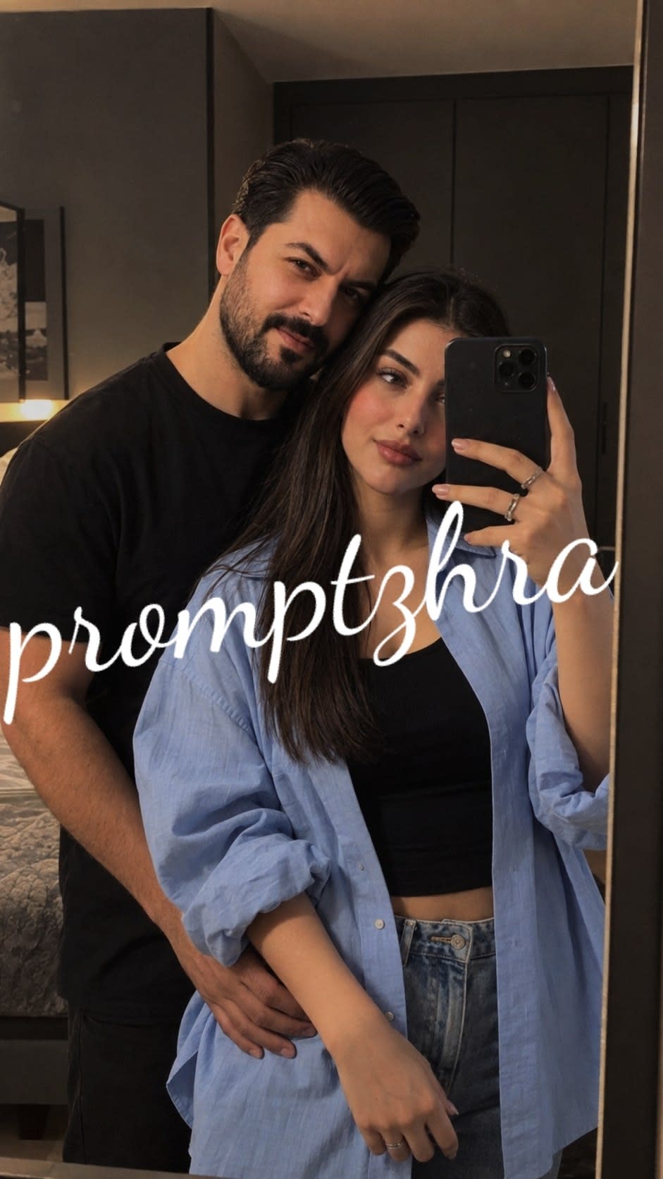 تصویر پرامپت سلفی آینهای زوج | PromptsFA