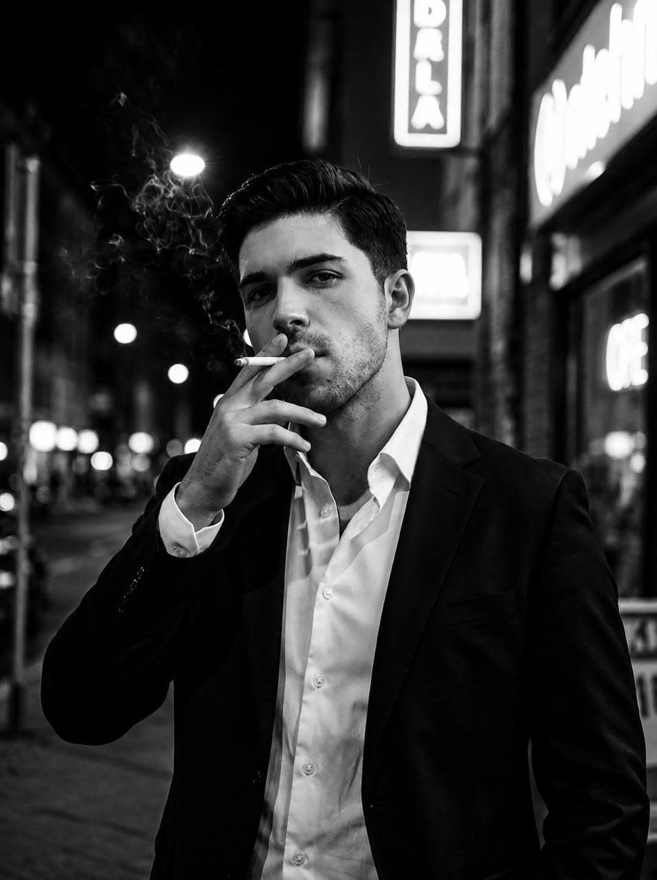 تصویر پرامپت پرتره سینمایی نئونی | PromptsFA