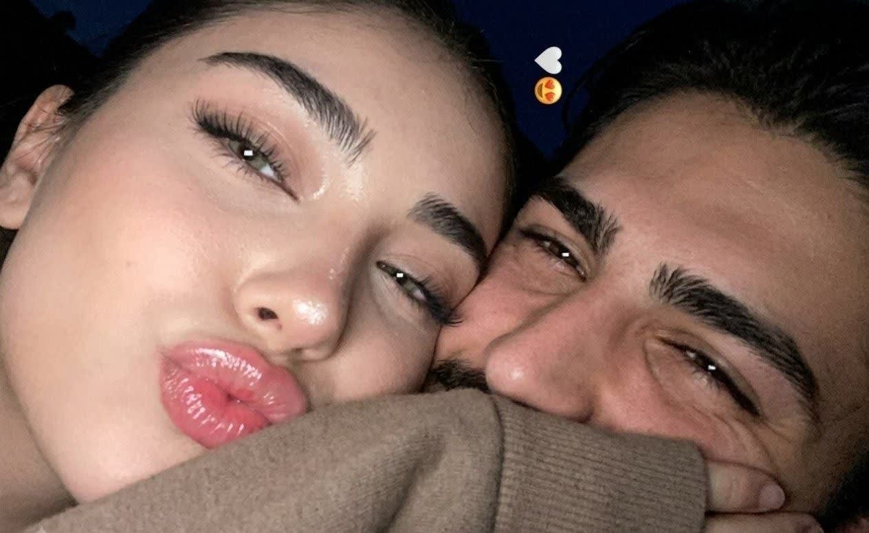 تصویر پرامپت سلفی دونفره اسمارتفون | PromptsFA