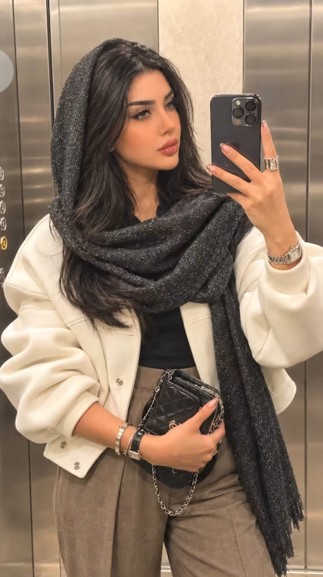 تصویر پرامپت سلفی آسانسور | PromptsFA