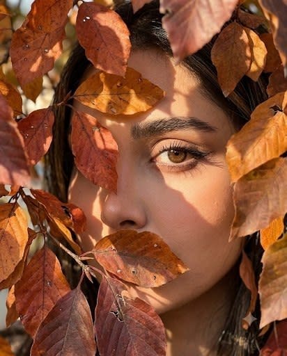 تصویر پرامپت پرتره پاییزی از میان برگها | PromptsFA