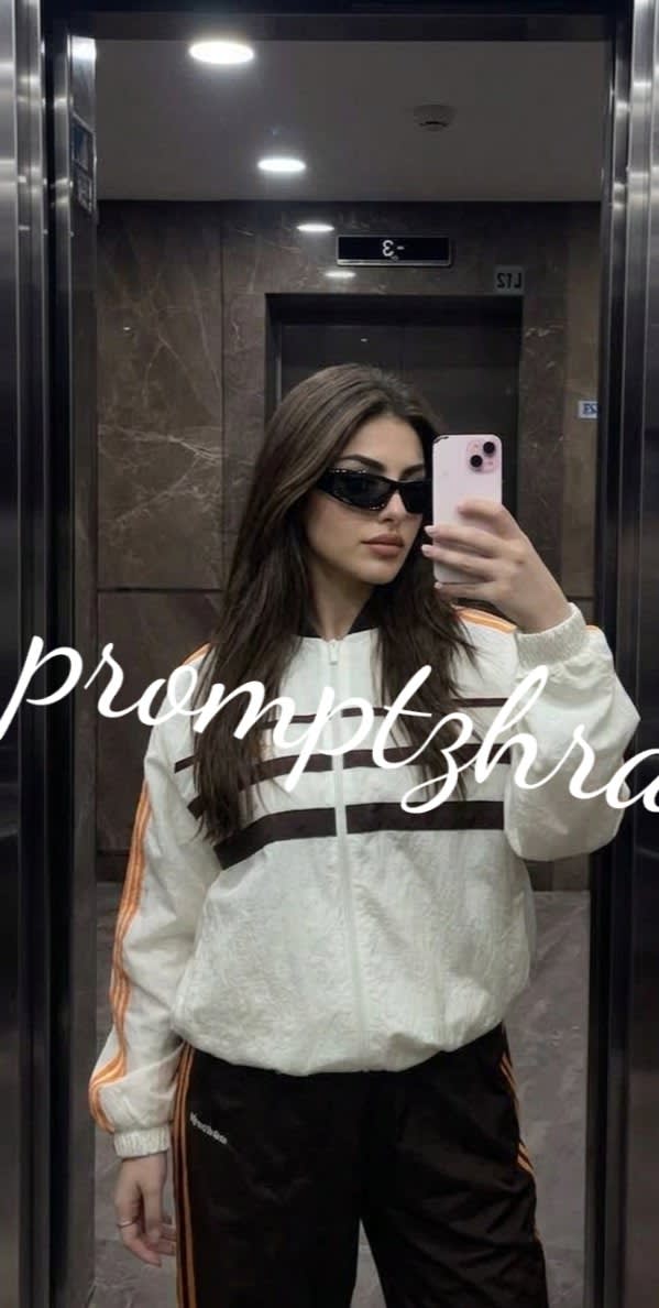 تصویر پرامپت سلفی آسانسور با حفظ هویت | PromptsFA