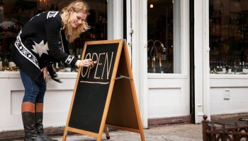 Velkommen til Bok & Bruktbutikk, åpen cafe på Haugjordet ungdomsskole!