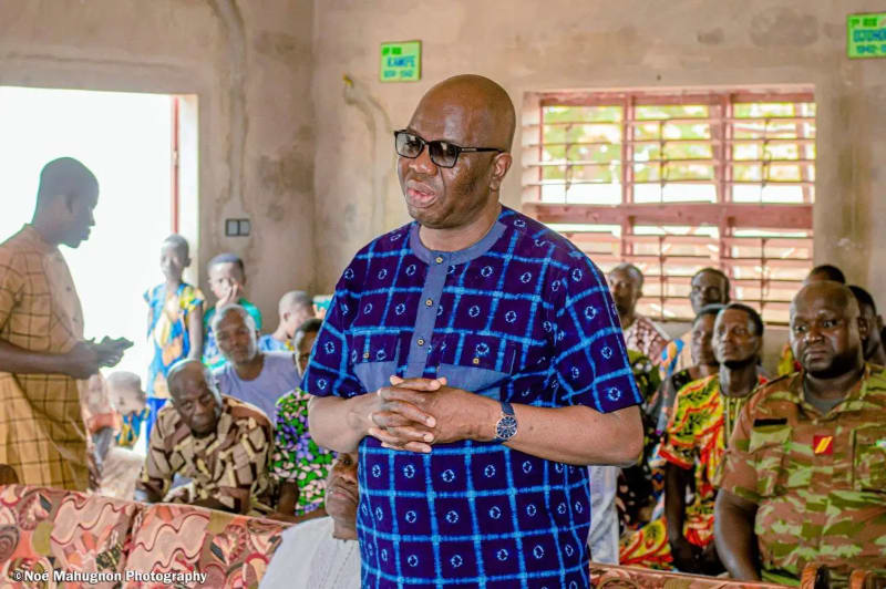 Luc S. Atrokpo prenant la parole au palais royal de Ouessè