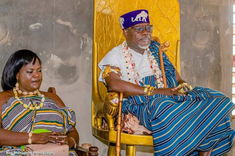 Sa Majesté le Roi de Ouessè sur son trône