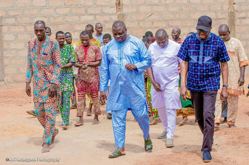 Luc Atrokpo et Firmin Akpo IBIDON se rendant au palais royal de Ouessè