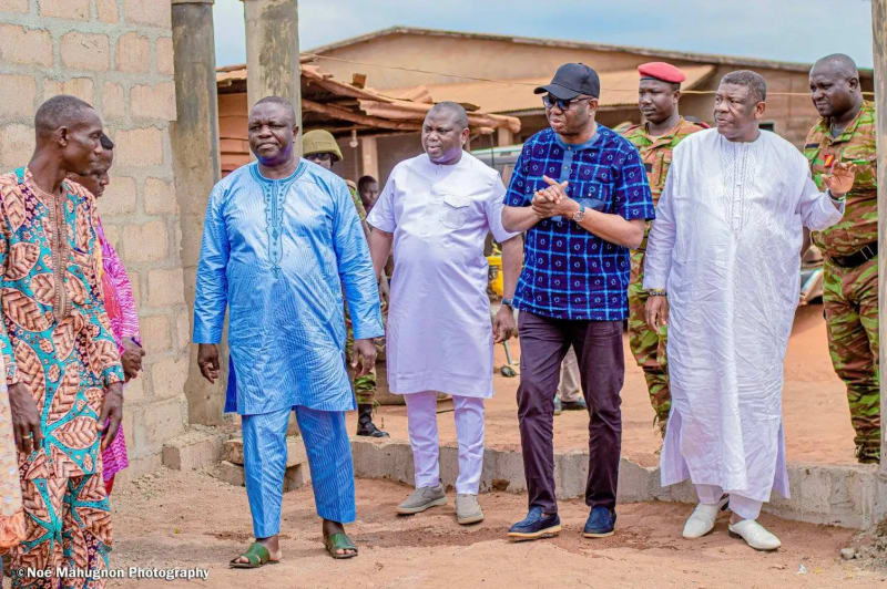 Luc Atrokpo et Firmin Akpo IBIDON devant la résidence royale de Ouessè