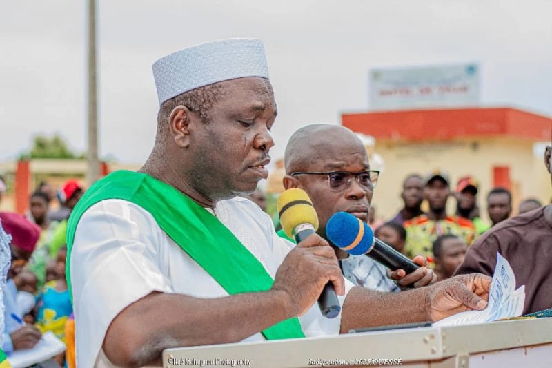 Dr Ibidon Firmin Akpo entouré des autorités locales de Ouèssè