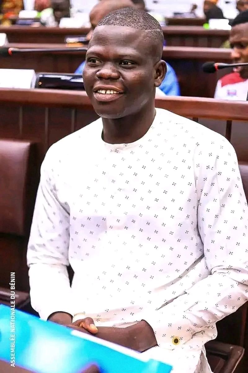 Brice Ahossa avec les jeunes de Ouèssè
