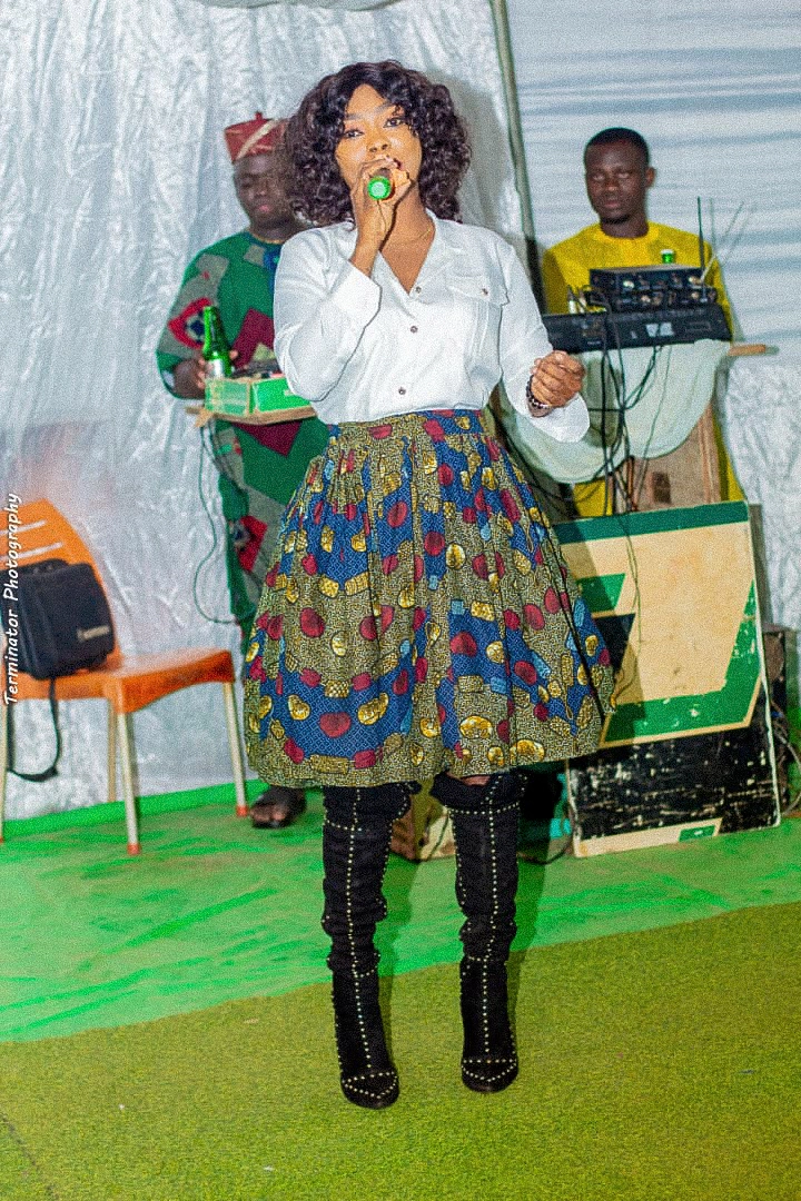 KEMY OLUWA a la NUIT DE L'EXCELLENCE 2026 à Ouèssè, captivant le public avec sa performance musicale