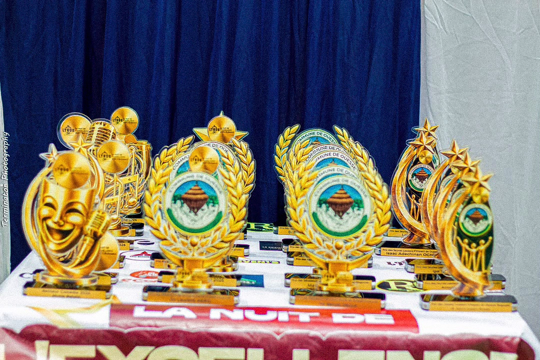 Les trophées de la Nuit de l'Excellence 2026 à Ouèssè, célébrant les talents locaux