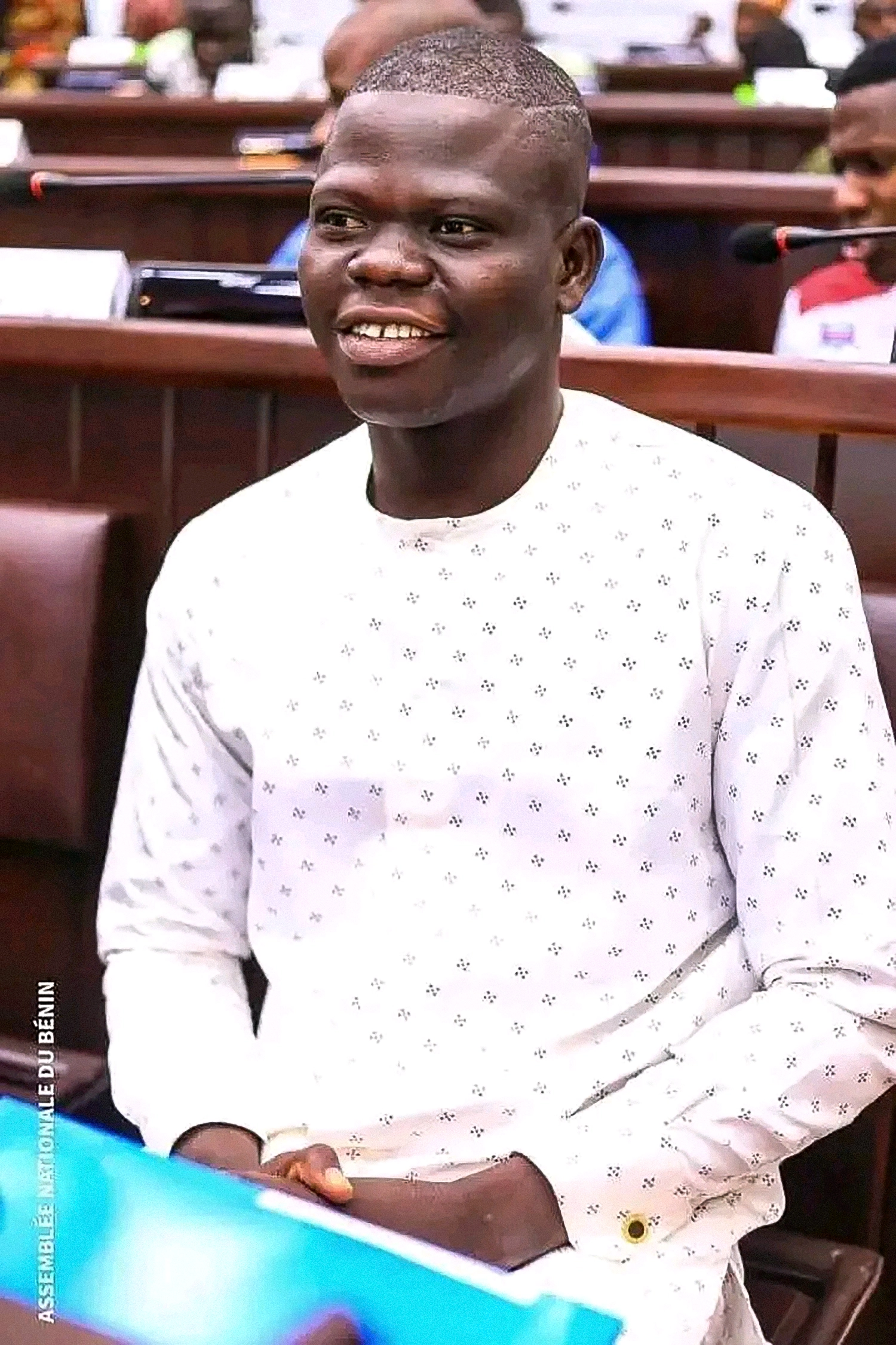 Brice Ahossa avec les jeunes de Ouèssè