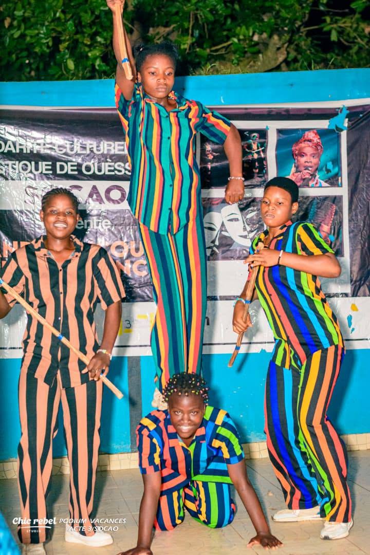 Performance chorégraphique énergique en costumes multicolores sur la scène SoCAO