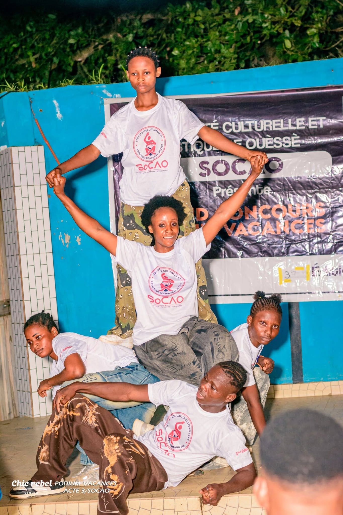 Figure acrobatique collective réalisée par les danseurs aux couleurs de SoCAO