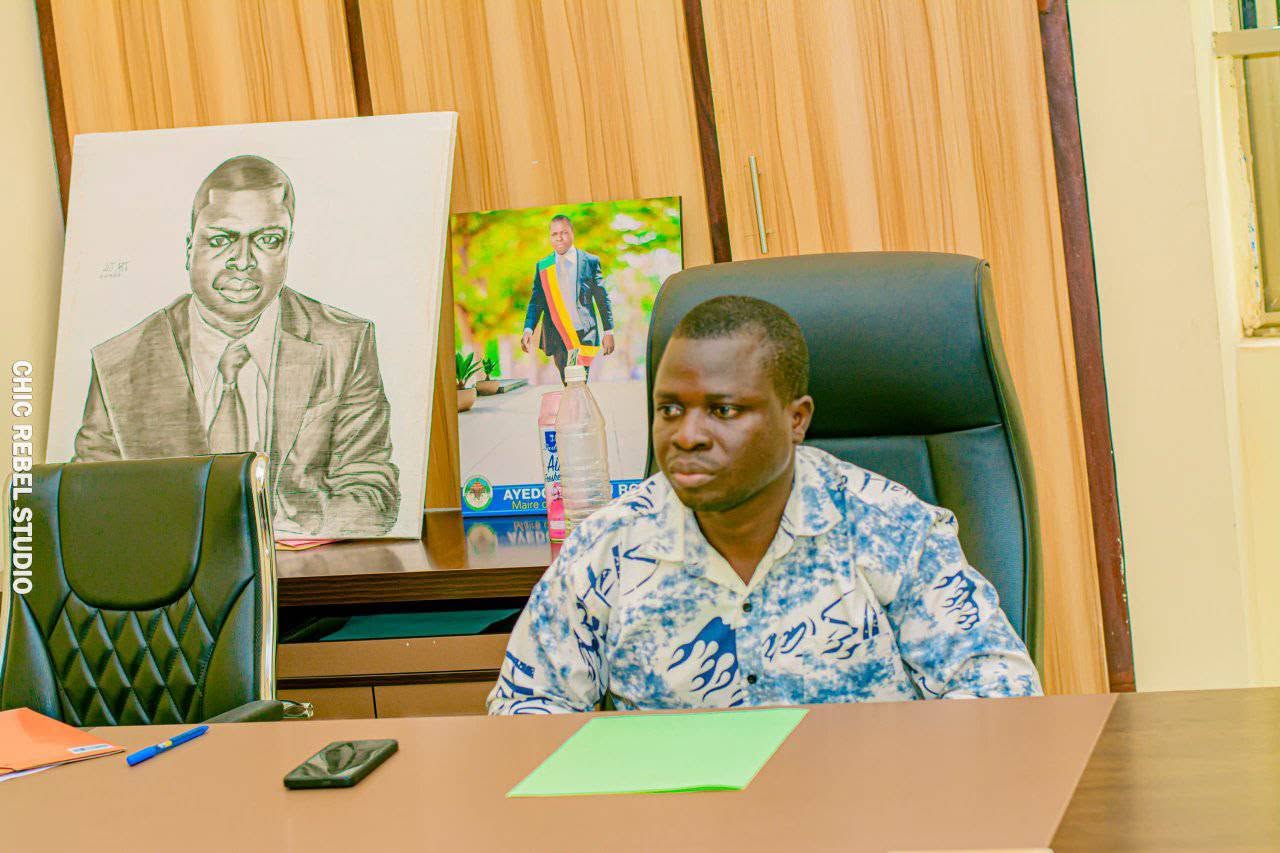 M. Romain B. AYEDON, Maire de la Commune de Ouèssè, à son bureau officiel