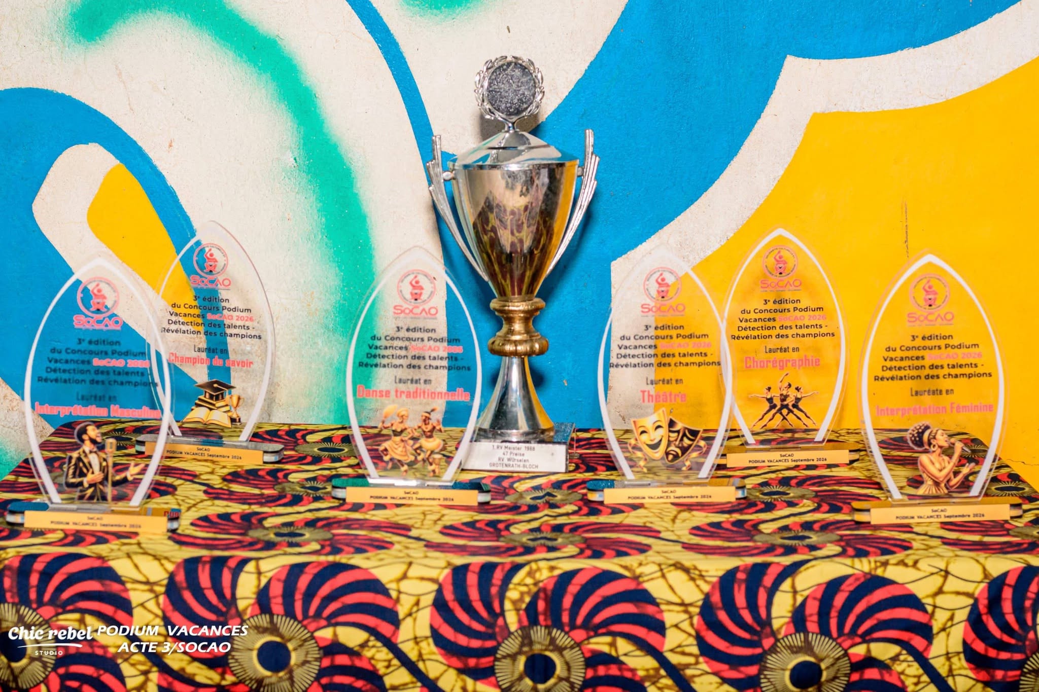Grand Trophée en coupe argentée et trophées en verre gravé sur la table officielle