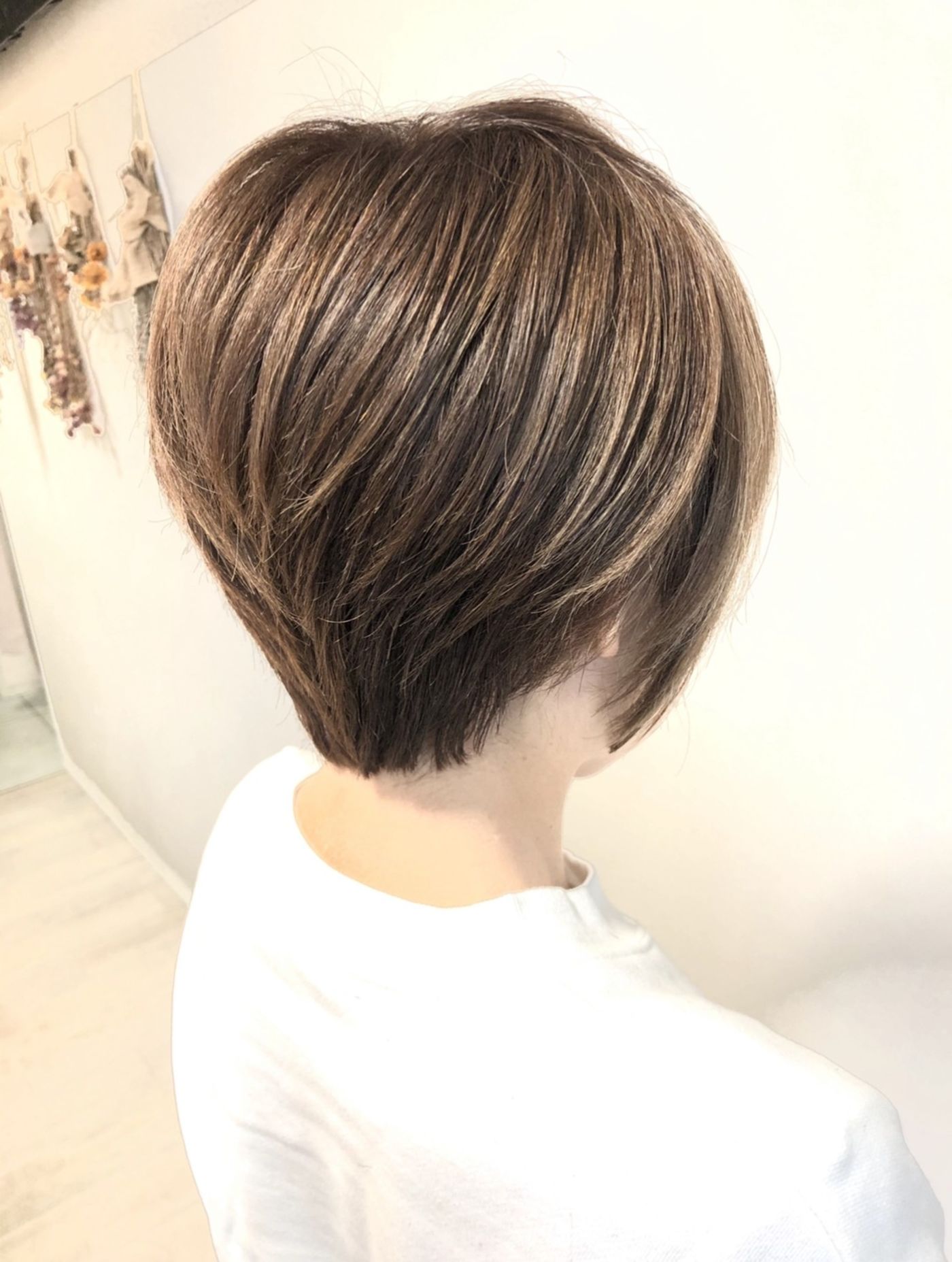 スタイルその6 ♯後ろに流せるしバックのフォルムを美しく!なショートボブ