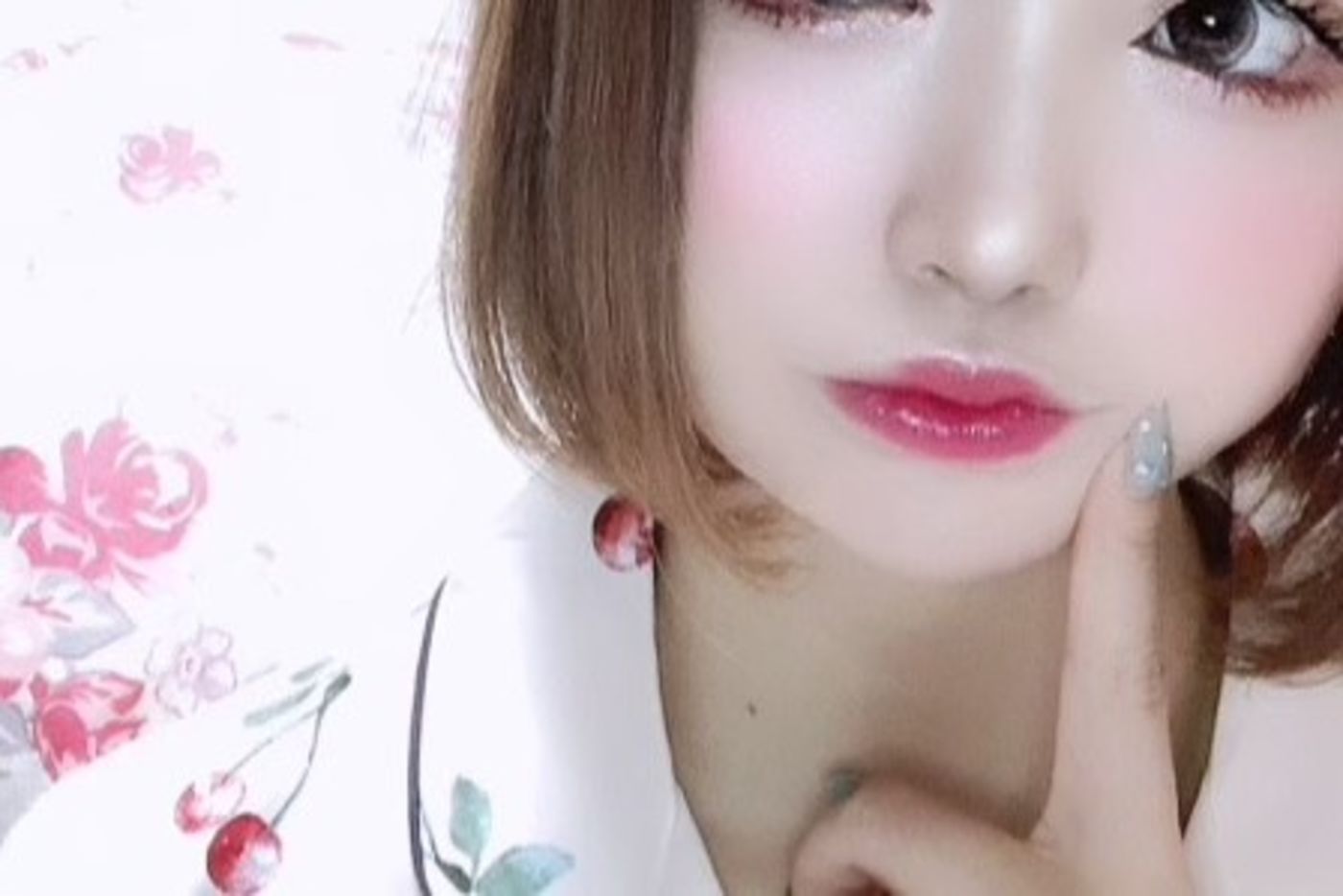 少し濡れた顔に化粧水をつける