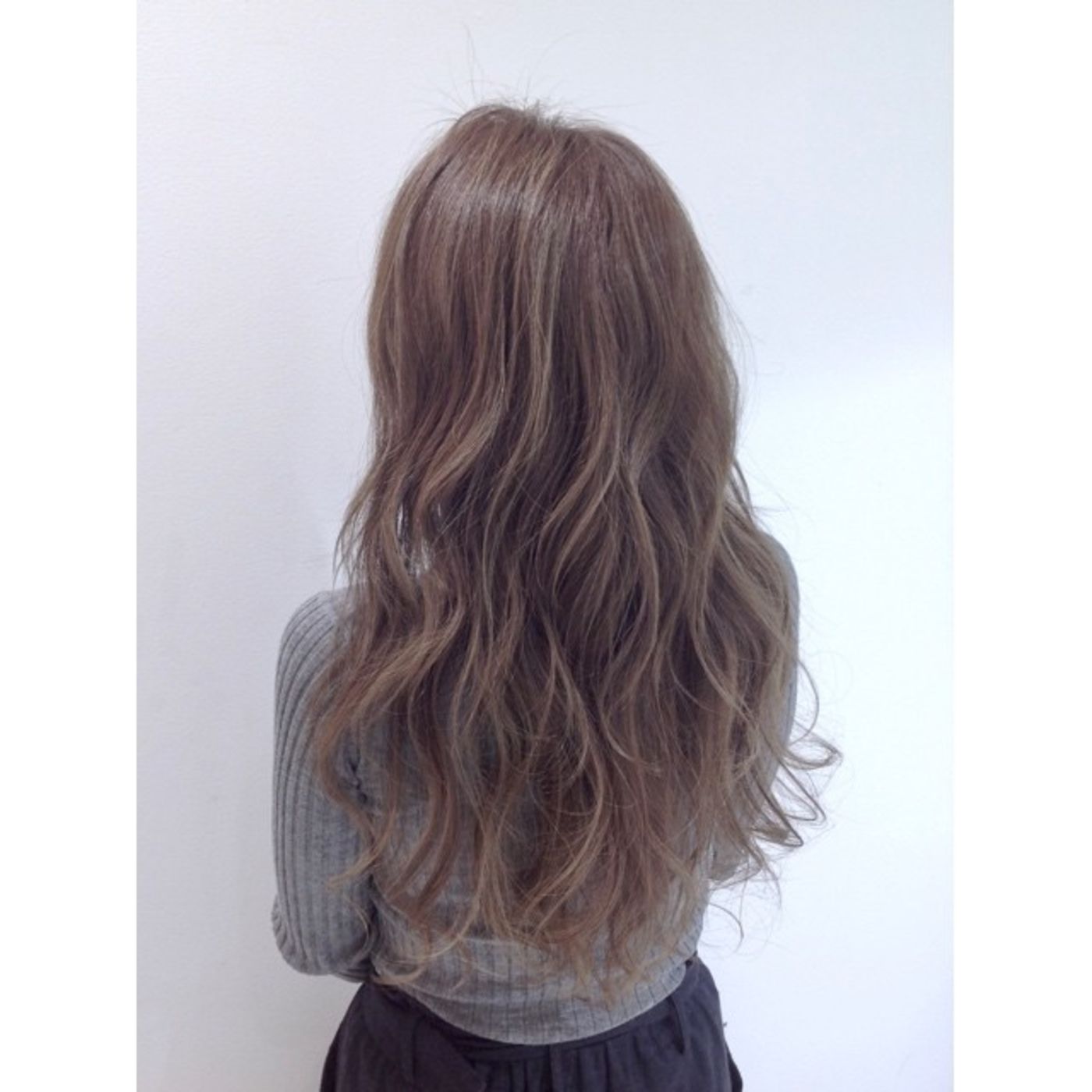 ロングの鮮やかアッシュ。