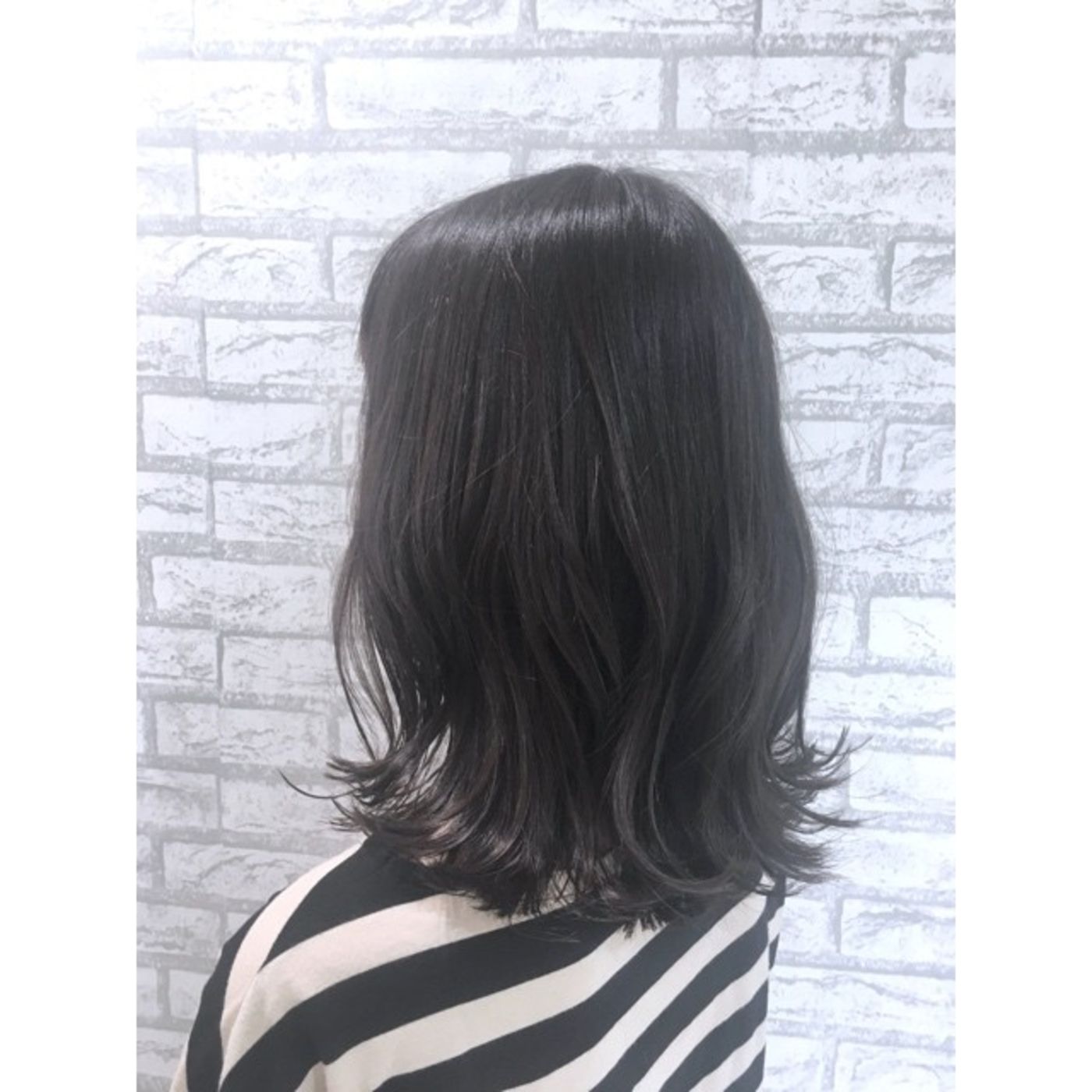 まずは暗めのロングボブで上品な大人スタイル