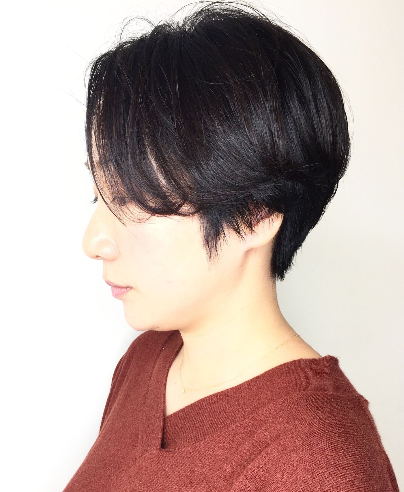 ストレートすぎる髪の毛に柔らかさを出したいならポイントパーマで柔らかいショートスタイル☆
