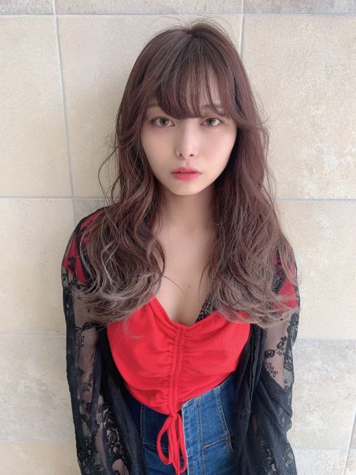 シフォンピンクのロングウェーブスタイル Cica ヘアカタログ 美容室 Nyny 河原町三条店 西村 知佳 ヘアサロン 美容院 ニューヨークニューヨーク