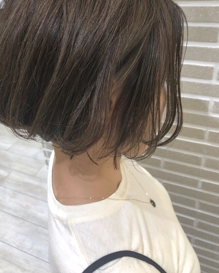 暗髪 ハイライトで透明感ある大人っぽい髪色になれる 夏から秋の髪色はダークトーンにシフト コラム 美容室 Nyny Mothers パピオス明石店 佐藤 舞 ヘアサロン 美容院 ニューヨークニューヨーク