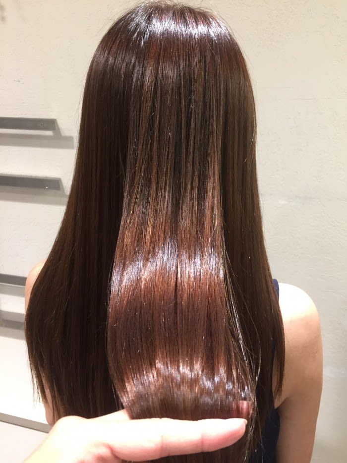 グレーっぽい髪色にしたい方必見 キレイな発色は 補色 が大事 イルミナ オーキッド の魅力 コラム 美容室 Nyny 垂水店 豊川 尚均 ヘアサロン 美容院 ニューヨークニューヨーク