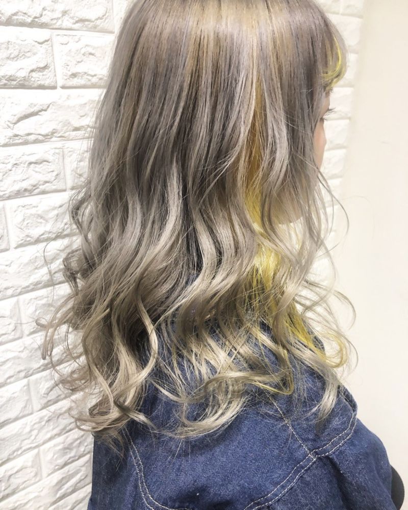 シルバーグレージュ インナーイエロー ヘアカタログ 美容室 Nyny シルバーグレージュ インナーイエロー ヘアカタログ 美容室 Nyny
