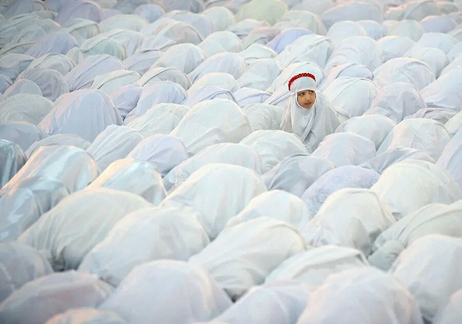 إِذَا كَانَ المَصِيرُ مَكْتُوبًا، فَأَيْنَ الِاخْتِيَارُ؟ الإرادتان الإلهيَّتان وحقيقة الاختيار ومسؤوليَّة المكلَّفين