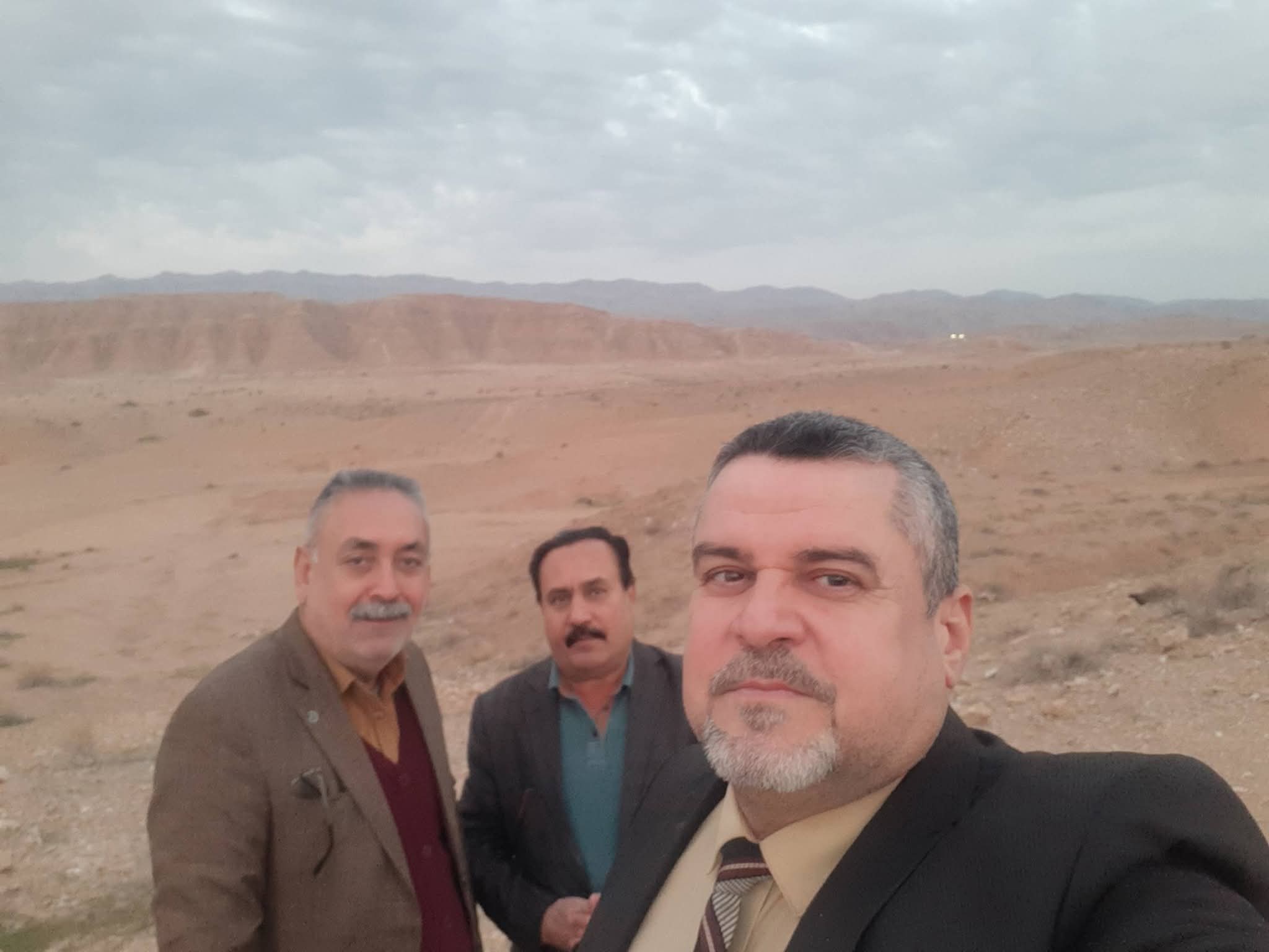 يضحكُ على موتهِ مثلي