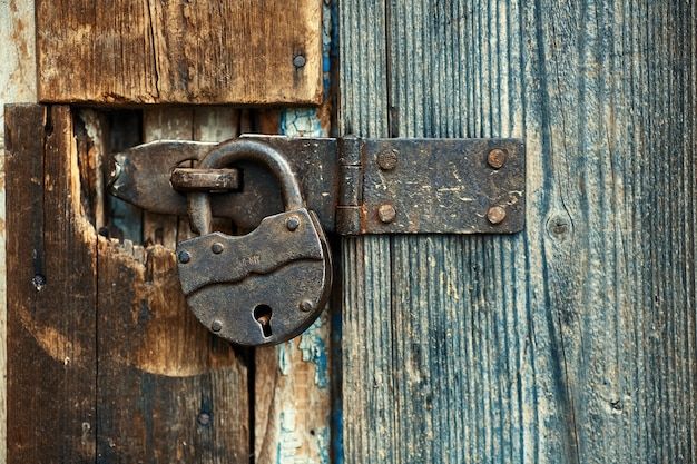 مفتاحٌ فرّ&nbsp; معَ البابِ