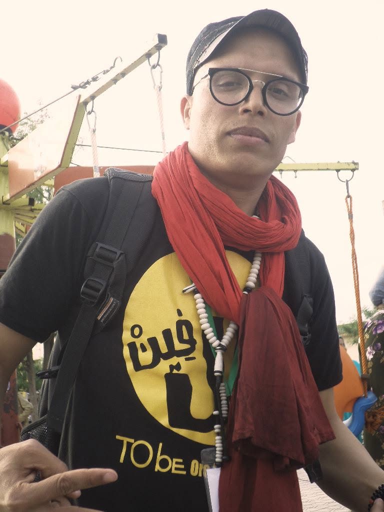 لا يقلد أحدا ولا يتبنى نماذجا مسبقة

الشاعر والمسرحي&nbsp; المغربي كمال الإدريسي:

في الزجل أبوحُ وأتعالى، وأكشفُ وأقاربُ اللغة الشفيفة وأقارعها