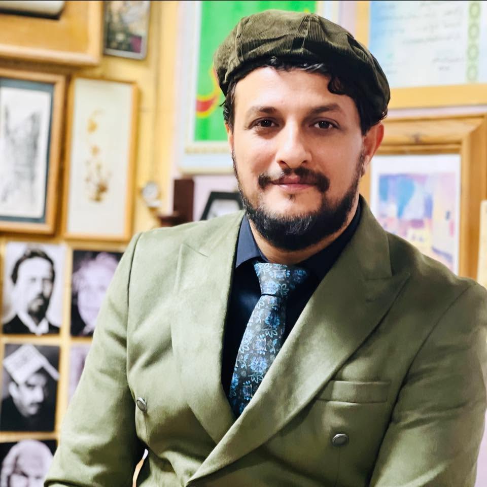 حين يتكلم الطين..
مرايا الألم في صانع الأكواز