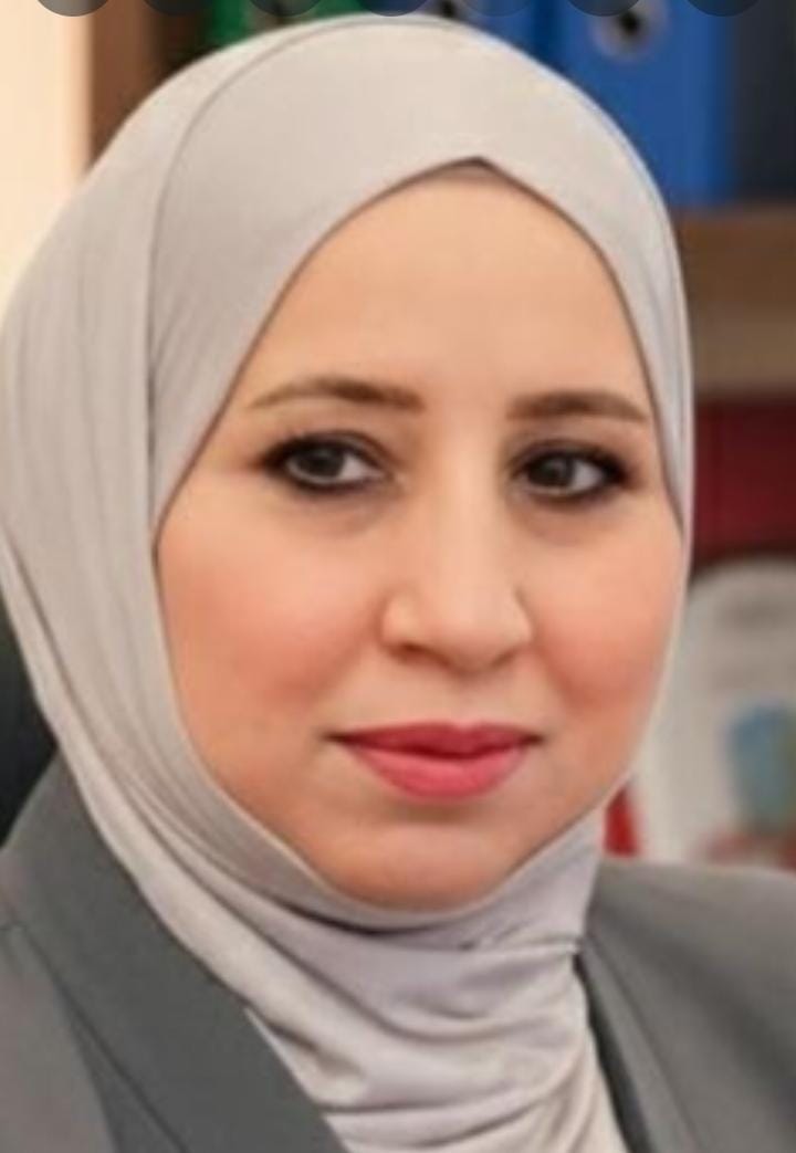 حين يصبح الوطن خندقاً

تأملات في جدلية الانتماء والموت في رواية وطن الخنادق للكاتبة دلة الرواز