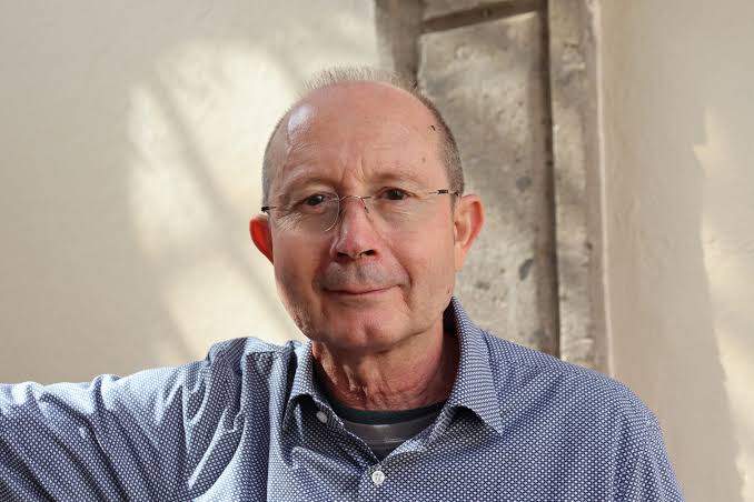 (ما بقي من القصيدة)

الشاعر الأسباني فرانسيسكو مونيوث سولير:

الصمت لا يقل أهمية عن الكلمة في القصيدة