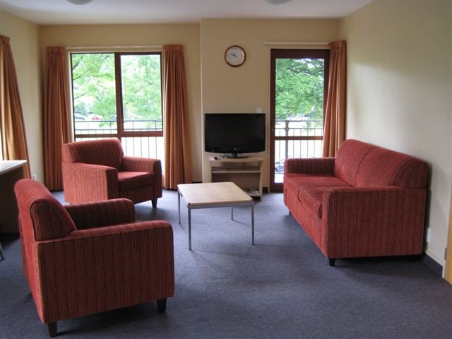 Alhambra Oaks Motor Lodge