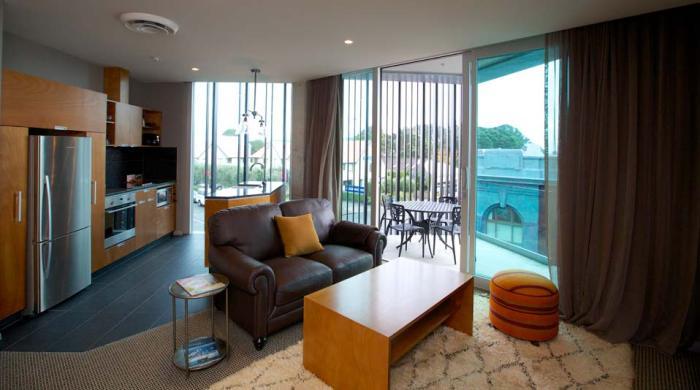 King & Queen Hotel Suites