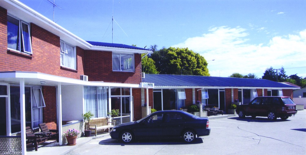 Highway Lodge Motel