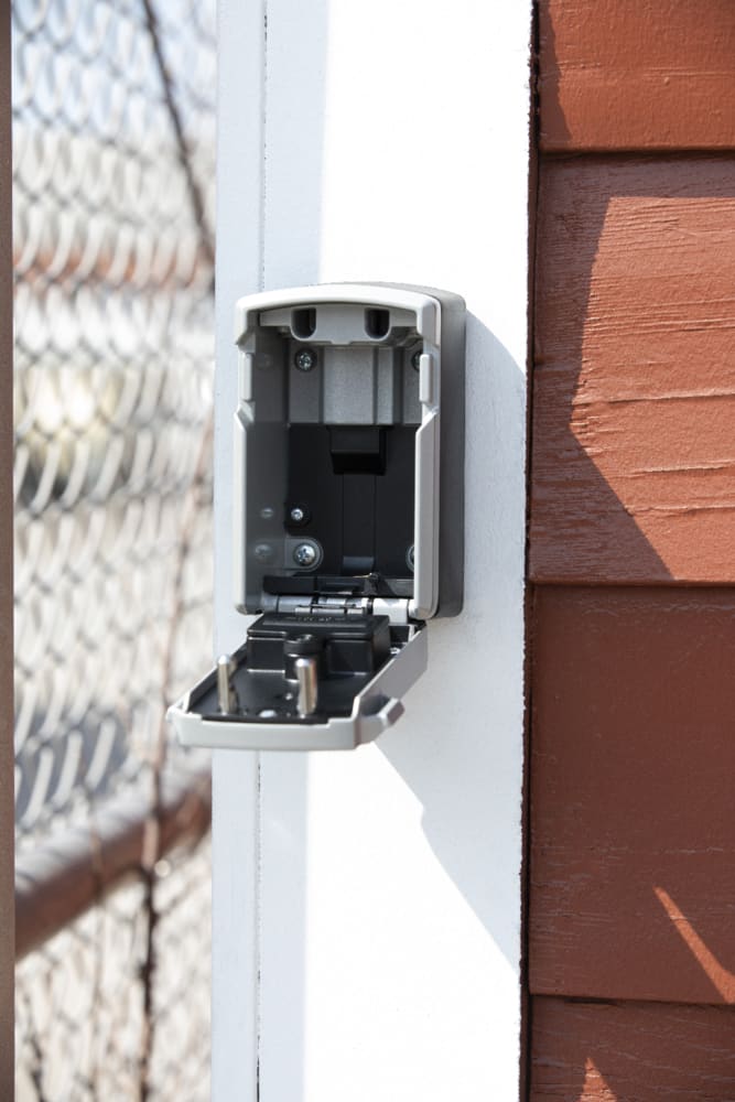 Master Lock 5441EC Bluetooth Wall Mounted Lock Box-64 x 105 x 48mm ...