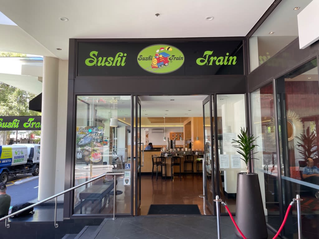 ホールスタッフ募集中 回転寿司Sushi Train Viaduct 