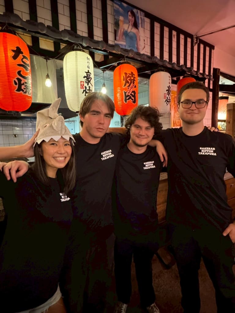 酒バー日本タカプナ店ホールスタッフ緊急募集（要英語力&シャイじゃない人）