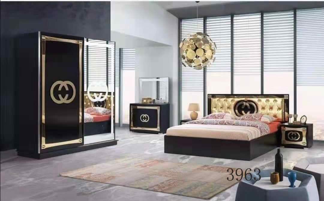 Ensemble chambre noir et doré (lit, armoire, commode, chevet)