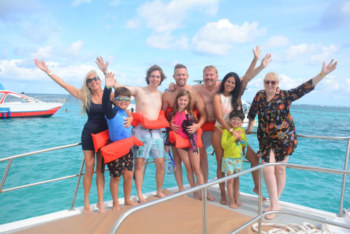 Parasailing sobre la playa de Bávaro, con el catamarán abajo