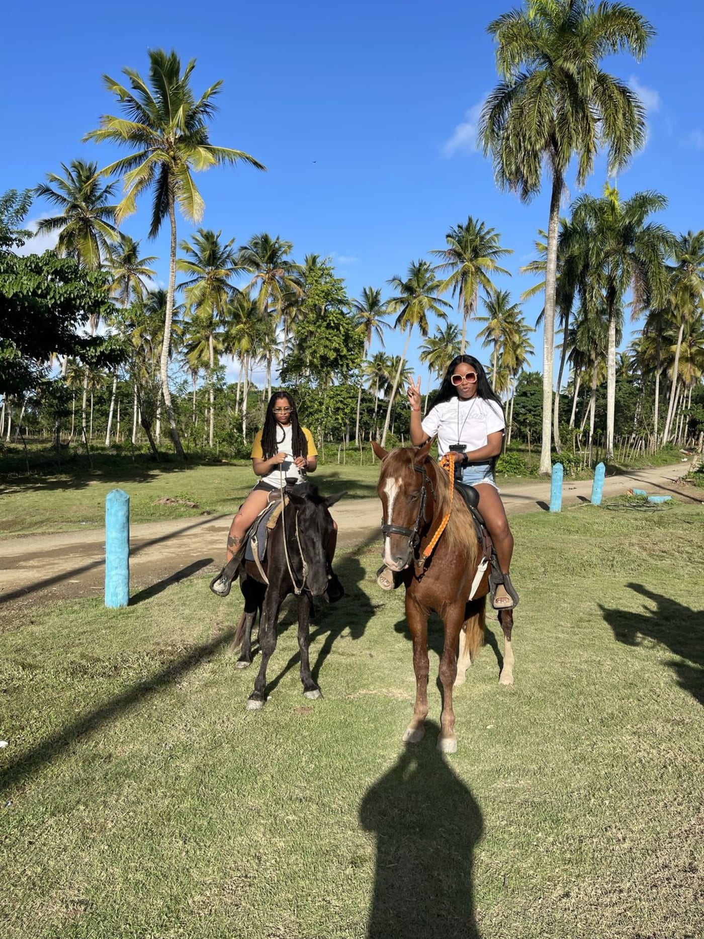 Dos jinetes a caballo por la playa en Miches