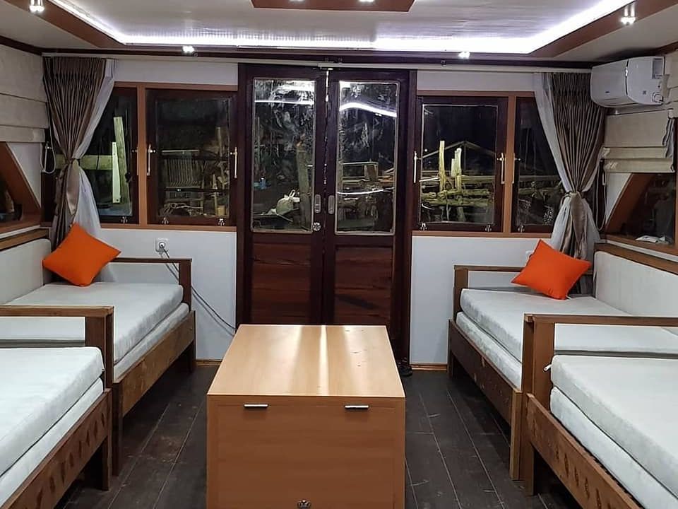 Super Deluxe Houseboat (Private Charter)